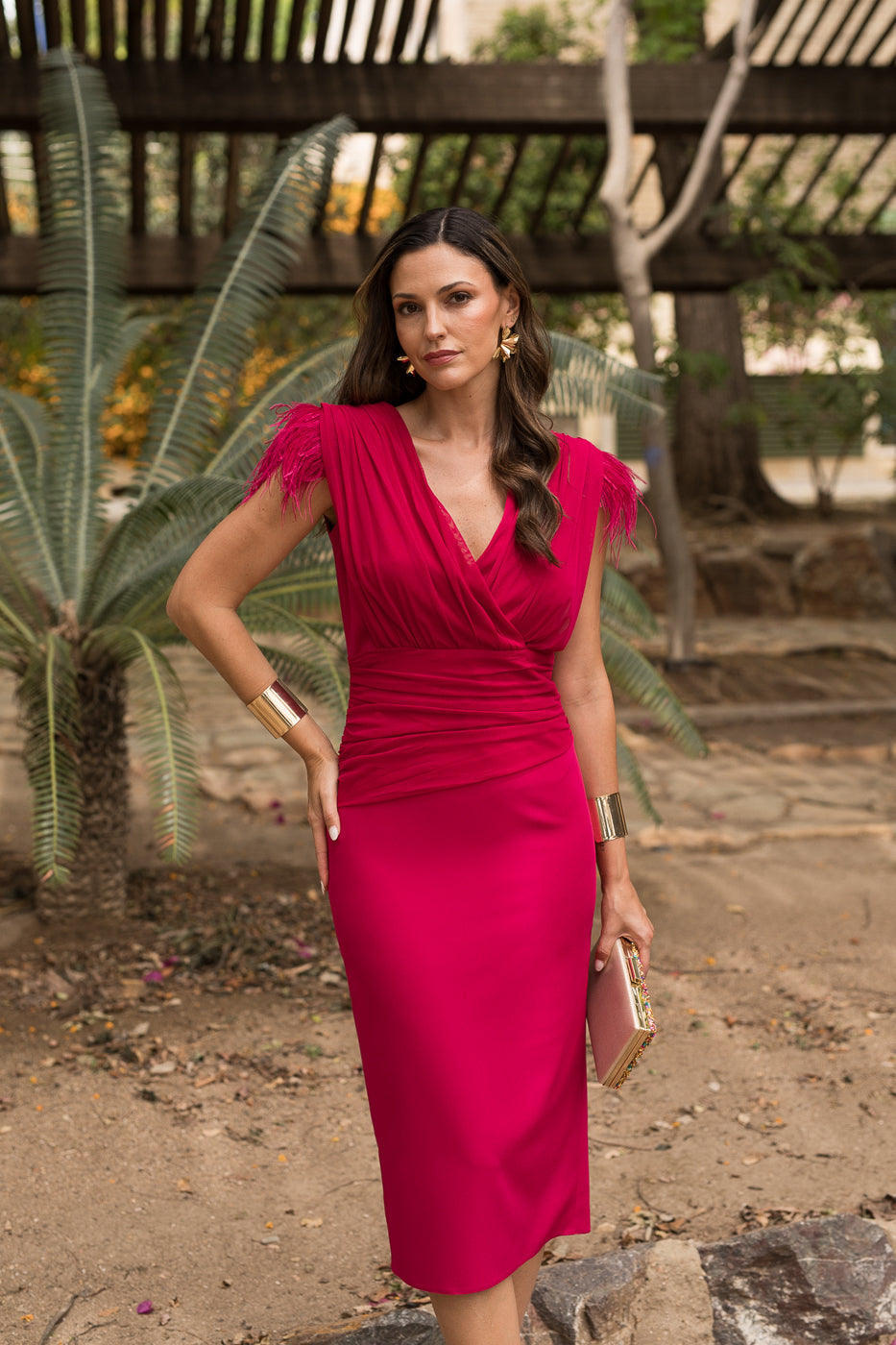 Vestido midi drapeado plumas cereza