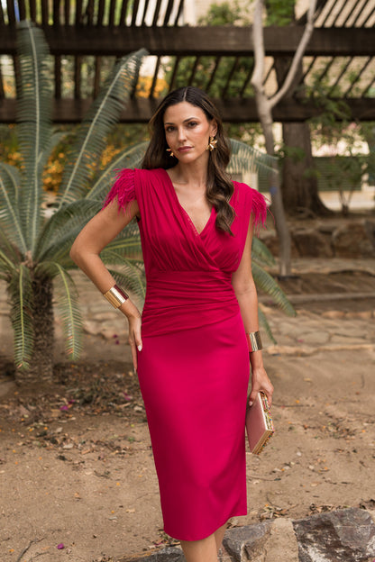 Vestido midi drapeado plumas cereza