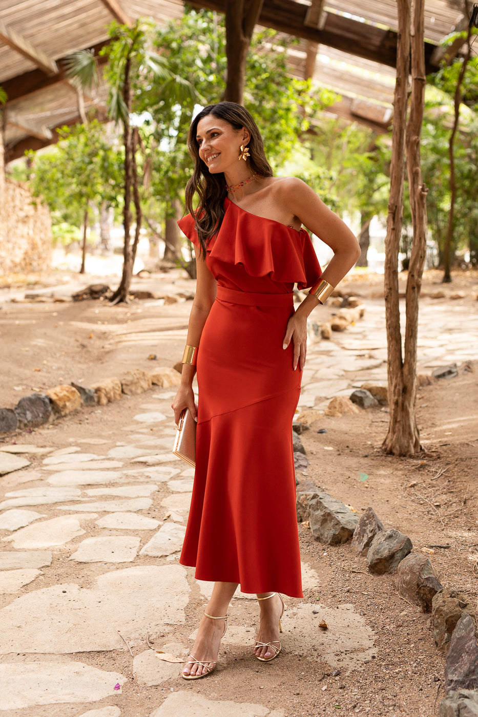 Vestido midi escote asimétrico falda vuelo teja