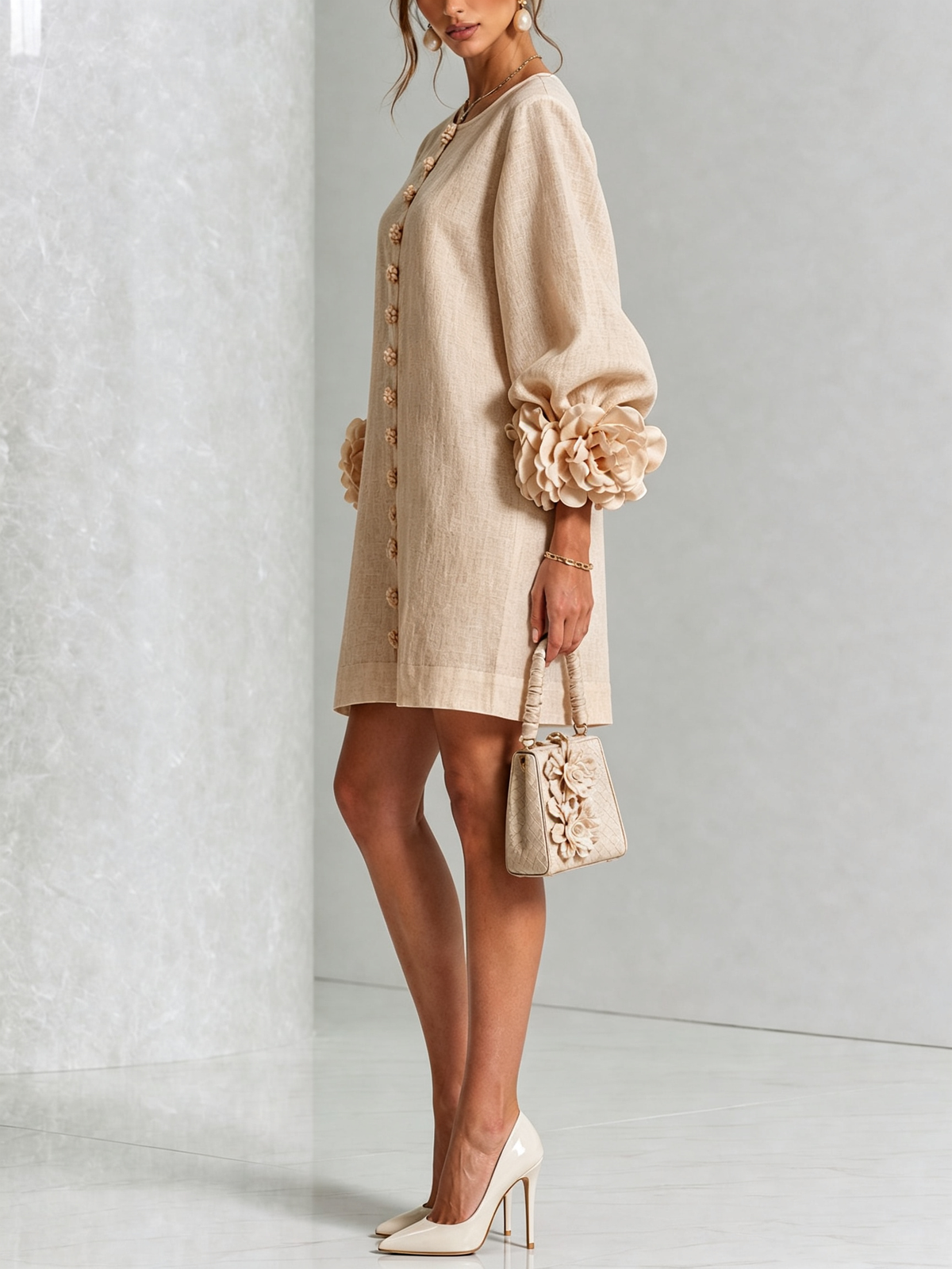 Ambre | Vestido corto beige de mezcla de lino con puños en forma de rosa