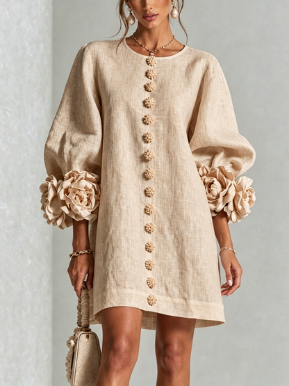 Ambre | Vestido corto beige de mezcla de lino con puños en forma de rosa
