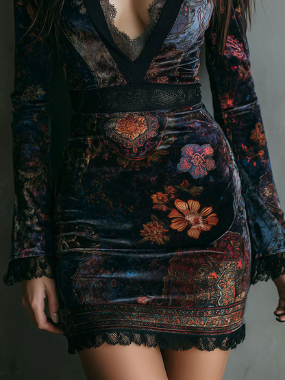 Vestido mini entallado de terciopelo floral con escote en V y ribete de encaje - Imagen 5