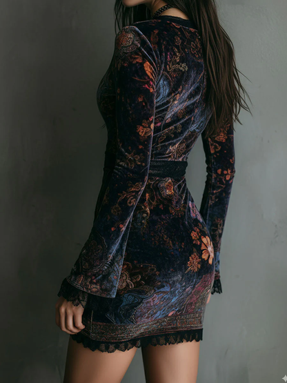 Vestido mini entallado de terciopelo floral con escote en V y ribete de encaje - Imagen 3